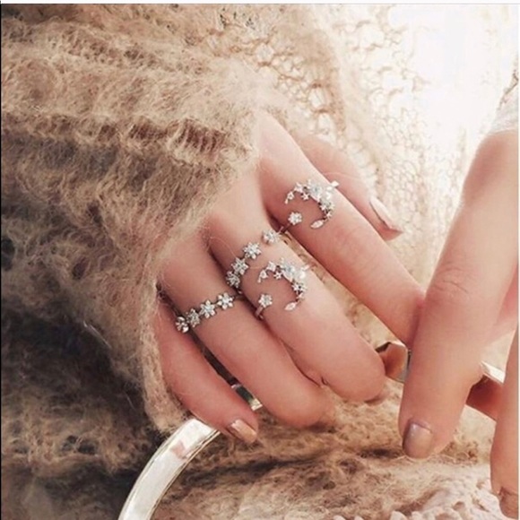 Jewelry - 5 piece ring set